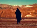 Eine Silhouette einer Person, die in der Wüste steht, erinnert an Johannes 1, wo das Wort am Anfang war.