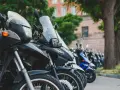 Różne rodzaje motocykli stojące w rzędzie, od turystycznych po sportowe.