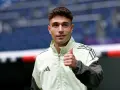 David Jiménez corredor, con una chaqueta deportiva, da el pulgar hacia arriba.