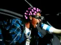 ASAP Rocky z różowymi wałkami na głowie i megafonem zapowiada swój nowy album.