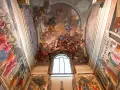 Fresques vibrantes d'une église, évoquant la splendeur de la renaissance histoire avec des scènes célestes et terrestres.