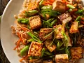 Szybki obiad z tofu: chrupiące kostki tofu z warzywami i kaszą. Idealne danie, gdy brakuje czasu na gotowanie.