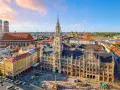 Widok na Marienplatz w Monachium, z Nowym Ratuszem i Frauenkirche. Idealne miejsce, by zacząć zwiedzanie w Monachium.