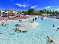 Dzieci bawią się w wodzie w Barricata Holiday Village. Słoneczny dzień, błękitne niebo i mnóstwo radości.