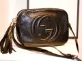 Czarna, pikowana torebka Gucci z wytłoczonym logo i frędzlami. Klasyczne, stylowe modele torebek Gucci.