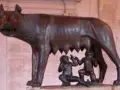 La louve Capitoline, symbole de Rome, nourrit Romulus et Rémus. Une sculpture antique qui raconte la légende fondatrice.