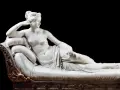 La sculpture de Pauline Bonaparte par Canova, une déesse couchée sur un divan, rayonne de grâce et de beauté intemporelle.