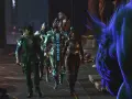 Guerreros con armaduras brillantes se preparan para la ordalía de Shar, enfrentando a una criatura azul peluda.