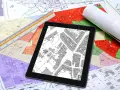 Na ekranie tabletu widoczny jest fragment miejscowego planu zagospodarowania przestrzennego gminy, otoczony mapami i linijką geodezyjną.