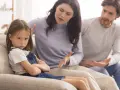 Rodzice rozmawiają z córką, która wygląda na obrażoną. Co zrobić, gdy 11 latek kłamie?