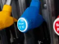 Zapfen für Super E10, einen Benzinmix mit Ethanol, und Super Plus an einer Tankstelle.