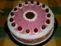 Eine köstliche Kokos Himbeer Torte, verziert mit Schokolade und frischen Himbeeren, bereit zum Genießen.