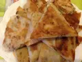 Une assiette de bricks dorées, parfaites pour une recette brick viande hachée. Croustillantes et appétissantes.