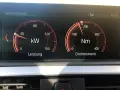 Sportanzeigen im Auto zeigen Leistung (kW) und Drehmoment (Nm). Das Drehmoment ist bei etwa 150 Nm.