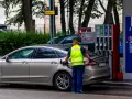 Pracownik stacji paliw tankuje samochód. Rosnące ceny paliwa to problem, który dotyka każdego kierowcę.