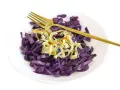 Lombarda rehogada con cebolla crujiente, lista para disfrutar. Una opción saludable y deliciosa para tus recetas de lombarda rehogada.