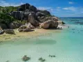 Plaża Anse Source d'Argent na Seszelach z granitowymi głazami i turkusową wodą.