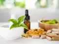Naturalne suplementy, w tym ashwagandha, wymagają wiedzy, z czym nie łączyć, by uniknąć interakcji. Na zdjęciu zioła, kapsułki i olejki.