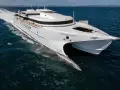 Szybki prom "Saint John Paul II" Virtu Ferries przecina fale. Wyobraź sobie podróż z Puli do Wenecji tym nowoczesnym statkiem.