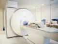 Pacjent leży na stole rezonansu magnetycznego, przygotowywany do badania kręgosłupa. Przepuklina kręgosłupa rezonans magnetyczny to klucz do diagnozy.