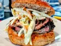 Sandwich con pulled pork, un classico della pulled pork ricetta, con pane integrale e insalata coleslaw cremosa.