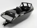 Czarna łódka sportowa F100RZR z kierownicą i siedzeniem. Dowiedz się, jak zarejestrować łódkę, by cieszyć się wodnymi przygodami.