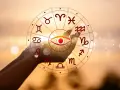 Oko opatrzności w centrum koła zodiaku, z symbolem Koziorożca widocznym na tle zachodzącego słońca. Twój horoskop dzienny czeka!