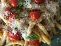 Pasta con tomates cherry, queso rallado, albahaca y ralladura de limón.