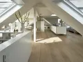 Luminoso open space mansardato con cucina moderna, zona pranzo e letto. Ottime idee sottotetto molto basso per sfruttare ogni angolo.