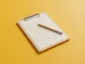 Klemmbrett mit leerer Liste und Bleistift, bereit für Fragen zum medizinischen Dienst und Pflegegrad.
