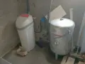 Urządzenie do uzdatniania wody i zbiornik hydroforowy. Zastanawiasz się, dlaczego ucieka powietrze z hydroforu? Może to być problem z membraną lub nieszczelnością.