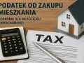 Podatek od kupna mieszkania: poradnik dla właścicieli nieruchomości. Kalkulator, długopis i model domu na drewnianym tle.
