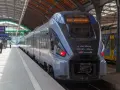 Nowoczesny pociąg PKP Intercity na peronie dworca kolejowego.