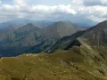 Lipcowe słońce oświetla zielone zbocza górskie, tworząc idealne warunki, gdzie w góry w lipcu.