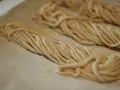 Pici freschi pronti per essere cotti. Ecco come fare i pici fatti in casa, un classico della cucina toscana.