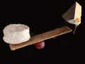 Queso camembert y brie, con galleta y uva. La diferencia entre camembert y brie se aprecia en sus formas y texturas.