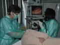 Lekarze w zielonych fartuchach przeprowadzają gastroskopię, monitorując obraz na ekranie. Procedura ta, choć może budzić obawy, zazwyczaj nie trwa długo.