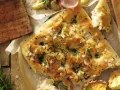 Pyszna focaccia z rozmarynem i solą morską, idealna do każdego posiłku. Prosty przepis na domową focaccię.
