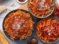 Pyszny obiad bez mięsa: spaghetti i penne w sosie pomidorowym, posypane parmezanem. Idealne dla wegetarian!