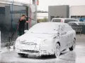Aktywna piana na myjni: Jak umyć auto bez smug i zarysowań?