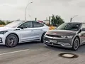 Dwa elektryczne samochody jadące obok siebie. Po prawej stronie ciemnoszary Hyundai Ioniq 5, po lewej biała Skoda. Zastanawiasz się nad ich zasięg?