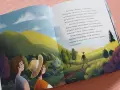Dwóch chłopców patrzy na krajobraz, gdzie samotny podróżnik idzie ścieżką. To ilustracja z baśni o Sobotniej Górze.