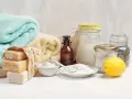 Ingrédients pour une recette lessive maison qui sent bon : savons, bicarbonate de soude, citron, herbes séchées.