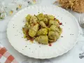 Alcachofas de bote salteadas con jamón y cebolla, un plato sencillo y delicioso. ¡Perfecto para tus recetas con alcachofas de bote!