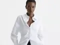 Kobieta w białej koszuli, gotowa na eleganckie white party.