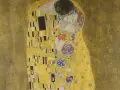 Le baiser de Klimt, un couple enlacé dans une étreinte dorée, leurs corps recouverts de motifs abstraits et floraux.