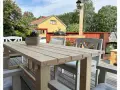 Bygga utebord: Trädetaljer för ett robust utomhusbord, en färdigmonterad möbel i trädgården och en person som mäter och markerar trä.