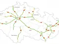 Mapa Czech z zaznaczonymi drogami, w tym autostradami i drogami ekspresowymi. Widać główne miasta i ich połączenia. System myto cz obejmuje te trasy.
