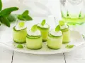 Rotolini di cetriolo ripieni di formaggio fresco e menta, un'idea per zucchine ripiene velocissime e fresche.