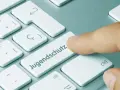 Finger drückt auf "Jugendschutz"-Taste. Beistandschaft Jugendamt Nachteile sind hier kein Thema, nur der Schutz.